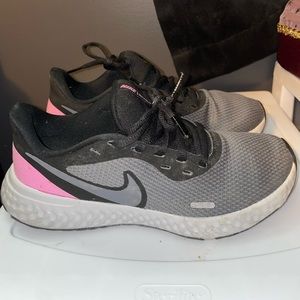 Slightly used women Nike Revolution 5 size 7